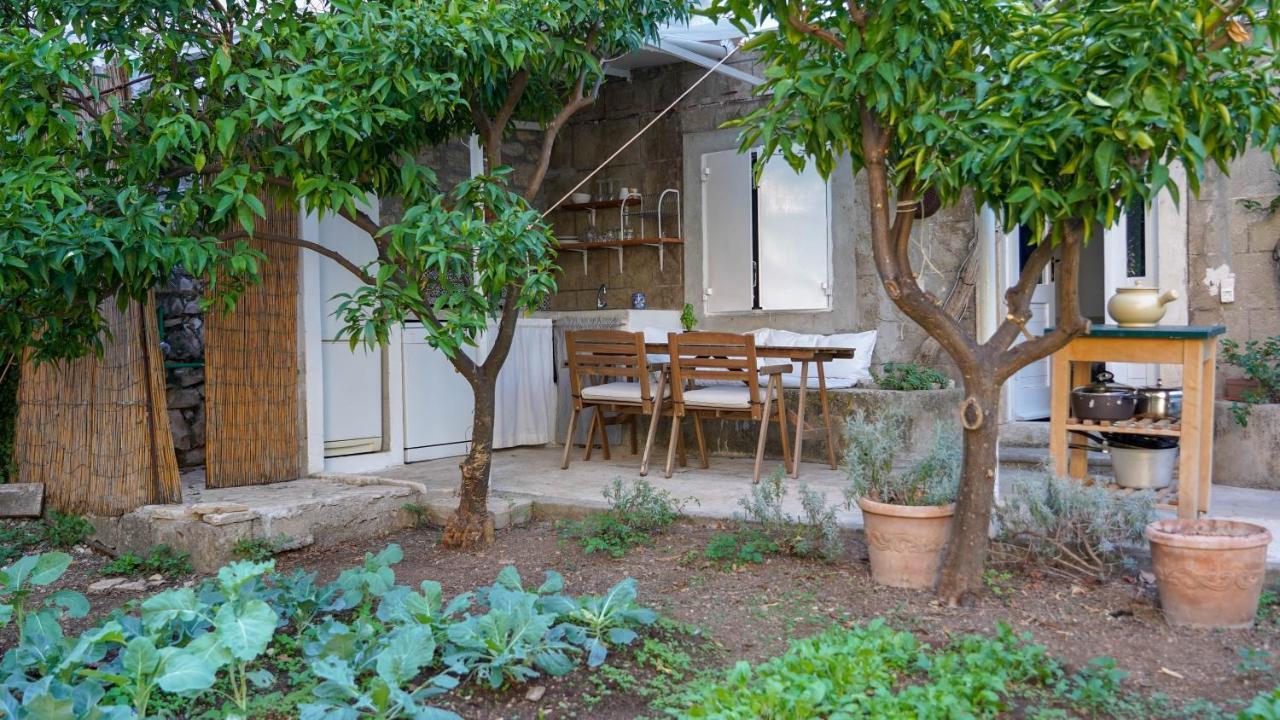 Charming Two-Bed Apartment Orange Garden Sutivan Luaran gambar