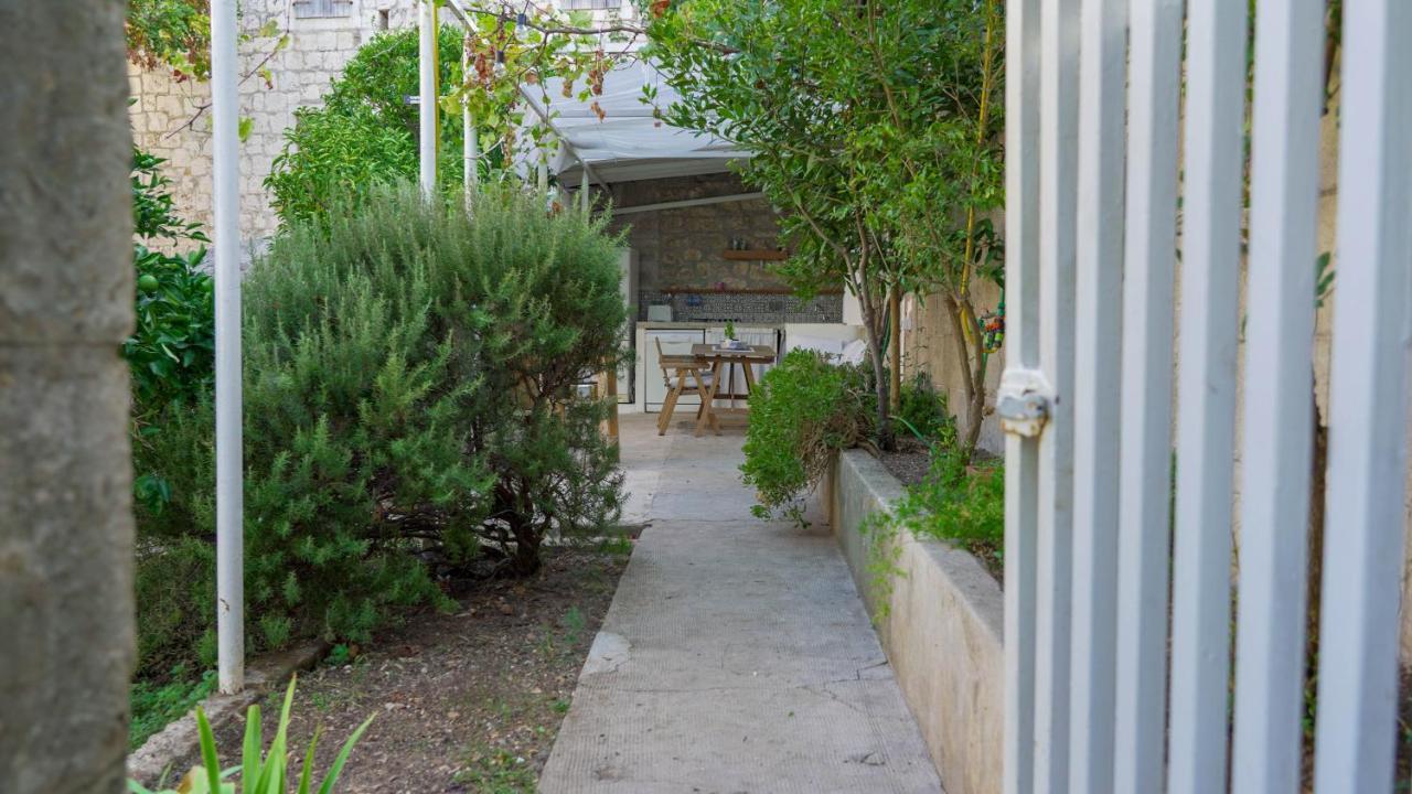 Charming Two-Bed Apartment Orange Garden Sutivan Luaran gambar